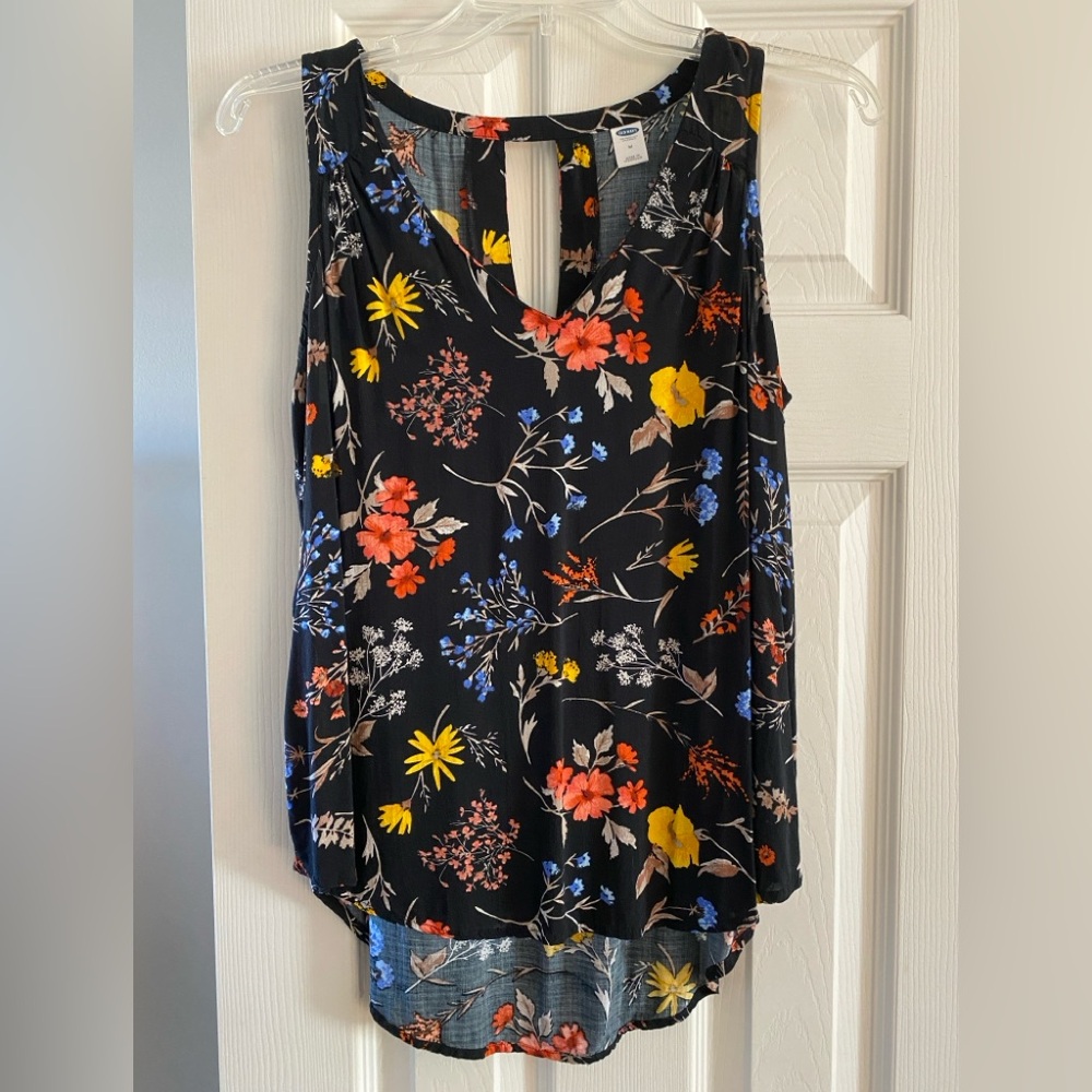 Women’s Old Navy Black V-Neck Floral Sleeveless Shirt